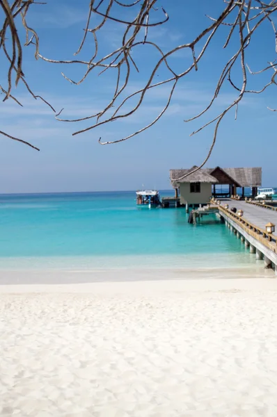 JETTY IN SPIAGGIA - Maldive — Foto Stock