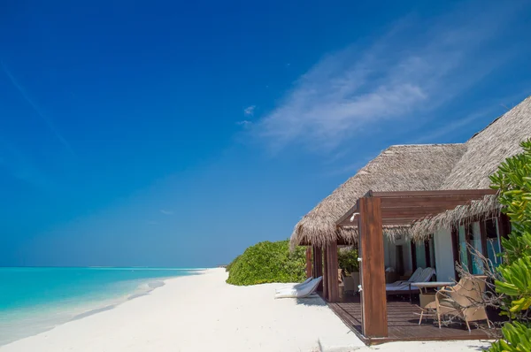 Spiaggia tropicale con cielo — Foto Stock