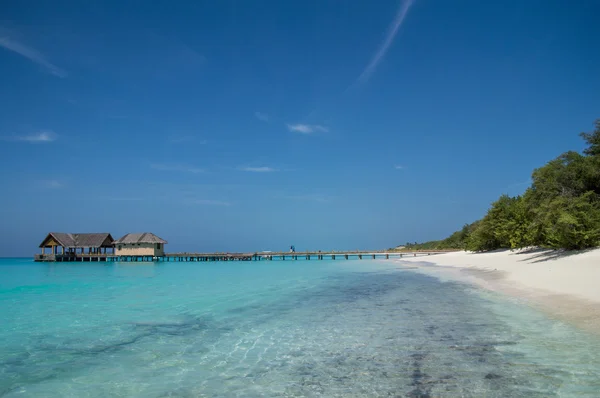 Spiaggia tropicale con cielo — Foto Stock