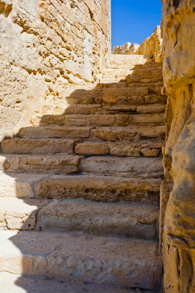Kurion, Kıbrıs'ın antik Yunan amfi tiyatro merdiven kalıntıları — Stok fotoğraf
