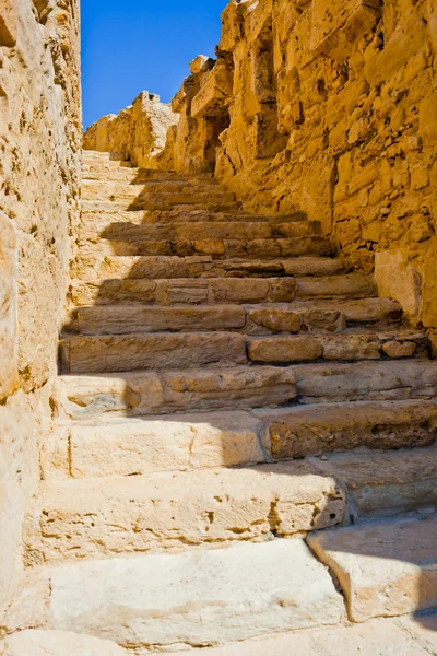 Kurion, Kıbrıs'ın antik Yunan amfi tiyatro merdiven kalıntıları — Stok fotoğraf