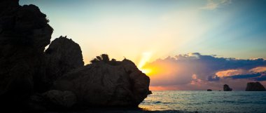 Günbatımı deniz altı ufukta bir Rock ile