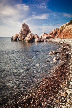 Güzel çakıllı plaj ve Kıbrıs'ta deniz kaya