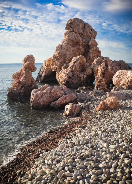 Pěkná oblázková pláž a moře Rock na Kypru — Stock fotografie