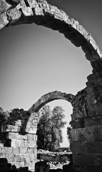 Arcos gregos preservados em ruínas do complexo antigo em Paphos, Chipre — Fotografia de Stock