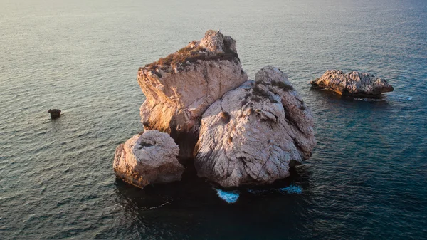 Cliff in the sea — Stock Photo, Image