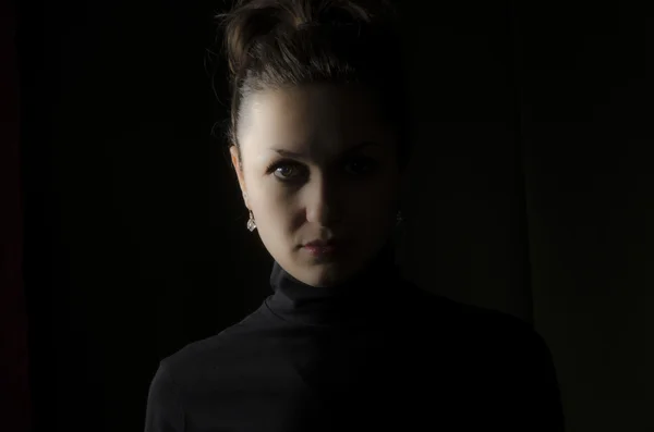 Kızın yüzü karanlıkta