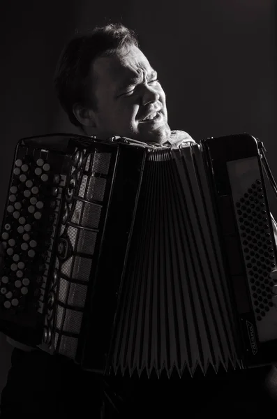 akordeon ile Rus adam