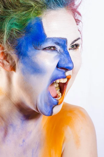 Женщина с раскрашенным лицом кричит — стоковое фото