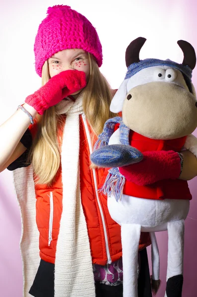 Kış elbiseleri yumuşak oyuncak (boğa ile kız)