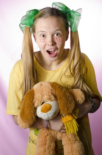 genç kıza pijama ile yumuşak oyuncak