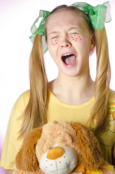 柔らかいおもちゃとパジャマで 10 代の少女 ストック画像