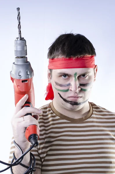 bir adam bir matkap ile boyalar