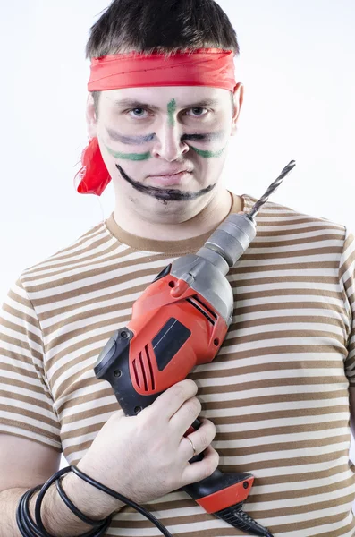 bir adam bir matkap ile boyalar