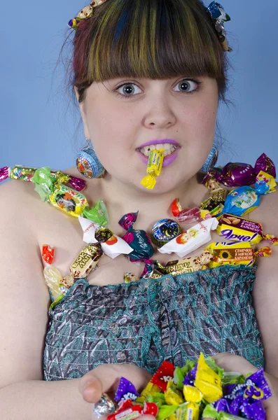 La chica con caramelos — Foto de Stock