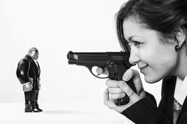 silahlı bir koyu takım elbiseli bir kız