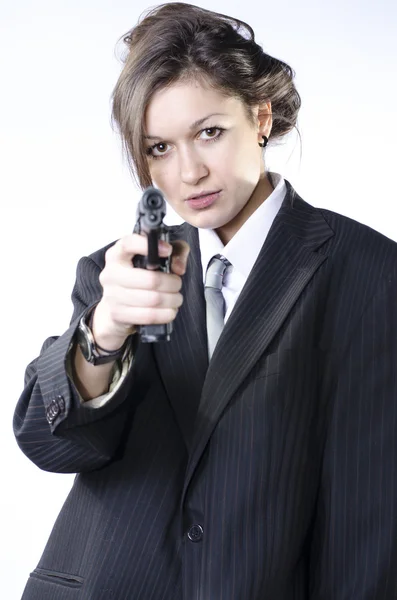 silahlı bir koyu takım elbiseli bir kız