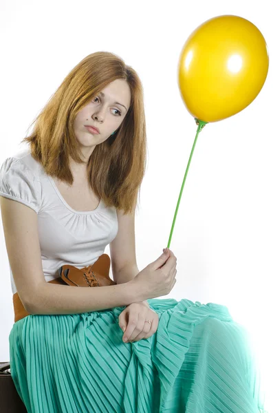 Lány egy sárga léggömb — Stock Fotó