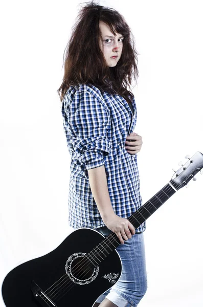 Tiener meisje met een gitaar — Stockfoto