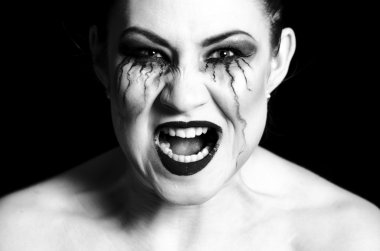 bir kadın ağlıyor