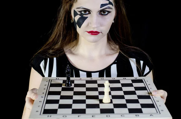 Девушка с шахматами — стоковое фото