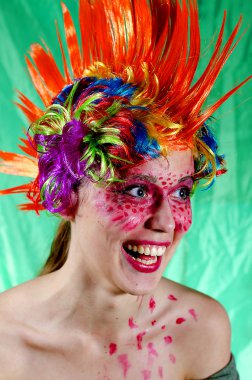 kırmızı makyaj kız