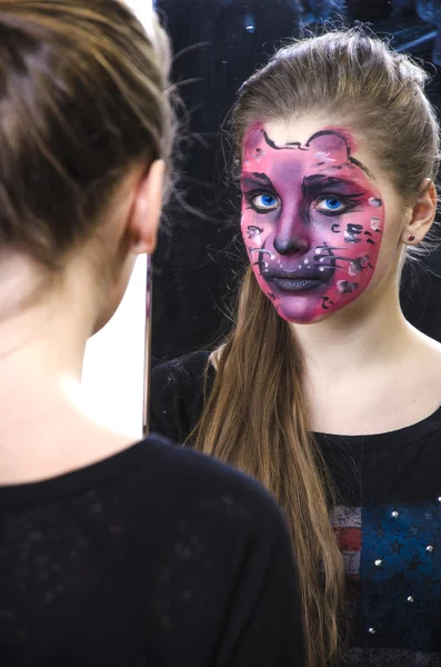 Ragazza in una pantera rosa trucco — Foto Stock