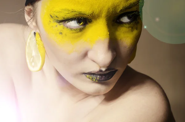 La muchacha en el maquillaje amarillo — Foto de Stock