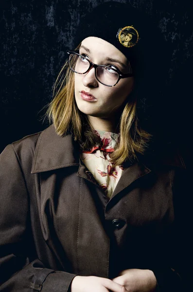 Gözlüklü genç bir kızın portresi.