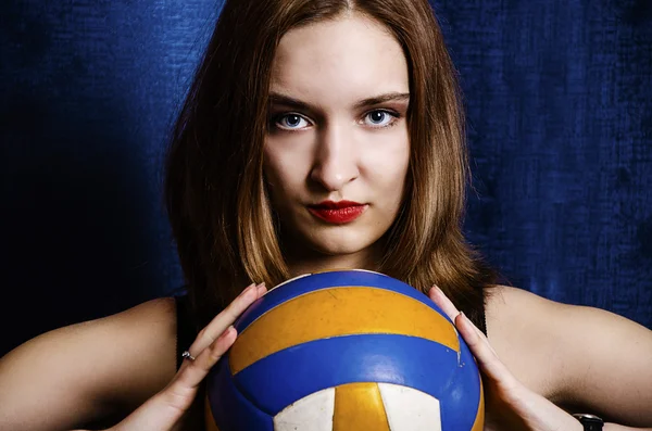 Retrato de uma jovem com uma bola — Fotografia de Stock