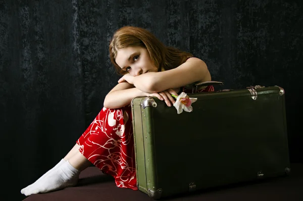 Portrét mladé dívky s kufrem — Stock fotografie