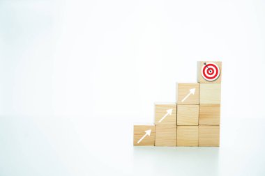 İş dünyasındaki büyüme, iş başarısı kavramının dart tahtasına işaret eden ok.