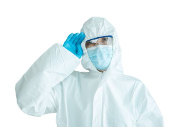 Tanımlanamayan uzman doktor hastanede çalışmadan önce tıbbi bir PPE giysisi giyer. Koronavirüs için kişisel koruma ekipmanı veya PPE giysisi kullanımı - COVID-19 salgını.