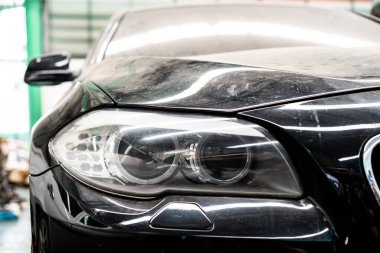 Terk edilmiş eski araba araba araba mezarı, kirli ve tozlu eski araba garaja yakın park edilmiş..