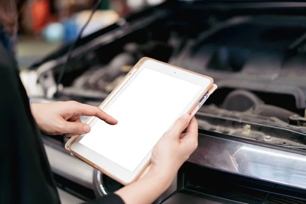 Asiatische Junge Frau Untersucht Ein Digitales Tablet Der Fahrzeugreparatur Und — Stockfoto