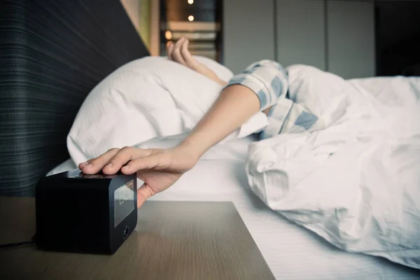 Lusta Ázsiai Fiatal Próbál Szundikálni Ébredő Digitális Ébresztőóra Asztalon Ágy — Stock Fotó