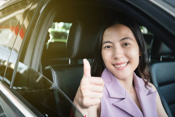 Mujer Ajustando Una Rejilla Aire Salpicadero Del Vehículo Mientras Conduce — Foto de Stock