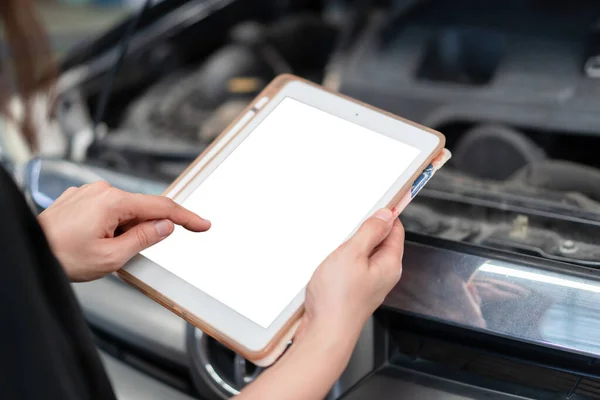 Asiatische Junge Frau Untersucht Ein Digitales Tablet Der Fahrzeugreparatur Und — Stockfoto