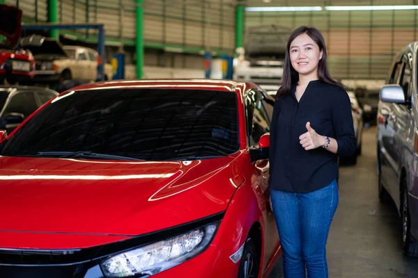 Garajdaki Arabanın Yanında Fotoğraf Için Poz Veren Güzel Asyalı Kadın — Stok fotoğraf