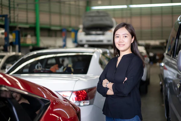 Garajdaki Arabanın Yanında Fotoğraf Için Poz Veren Güzel Asyalı Kadın — Stok fotoğraf