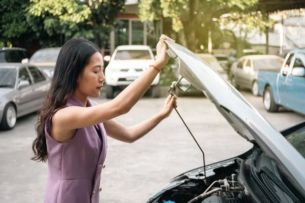 Asyalı Güzel Bir Kadın Arabanın Kaputunu Açıyor Kadın Bozuk Arabası — Stok fotoğraf