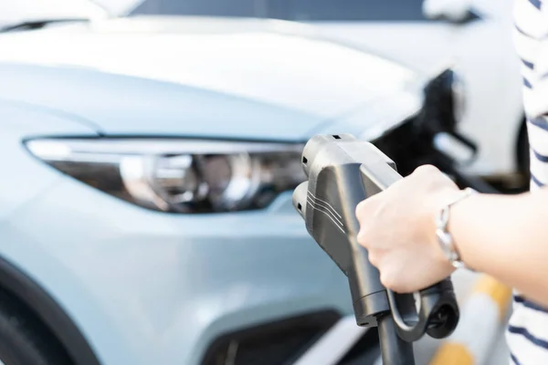 Mujer Asiática Irreconocible Sosteniendo Conector Carga Ccs Tipo Estación Carga — Foto de Stock