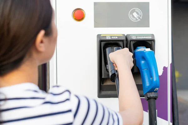 Mujer Asiática Irreconocible Sosteniendo Conector Carga Ccs Tipo Estación Carga — Foto de Stock