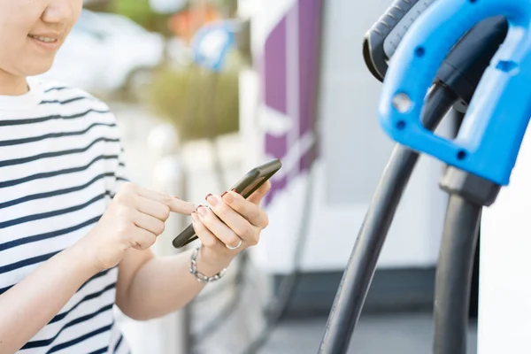 Mujer Joven Asiática Feliz Utilizando Aplicación Carga Teléfono Inteligente Conectar — Foto de Stock