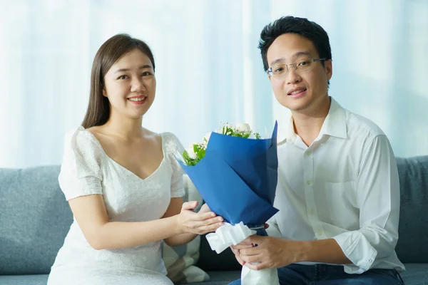 バレンタインや記念日の幸せなアジアの若いカップルは一緒に滞在し 男性はバレンタインや記念日に妻に花束を与え 驚きます バレンタインデーを祝う夫と妻 — ストック写真