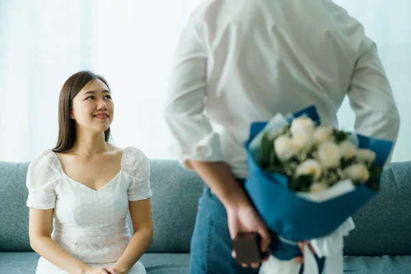 발렌타인데이나 기념일에 아시아인 남녀가 하면서 발렌타인데이나 기념일에 아내에게 꽃다발을 놀라게 — 스톡 사진