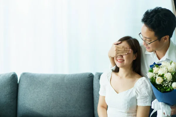 Sevgililer Günü Nde Yıldönümünde Mutlu Asyalı Genç Bir Çift Sevgililer — Stok fotoğraf