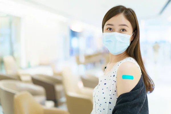 Boldog Ázsiai Fiatal Védőmaszkot Visel Mutatja Vakcinázási Helyét Karján Covid — Stock Fotó
