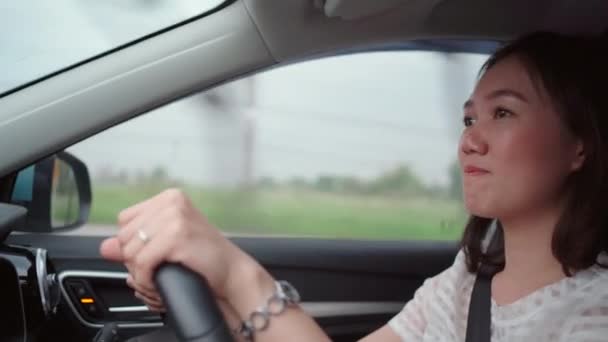 Eine Unkenntliche Autofahrerin Greift Während Der Fahrt Mit Der Linken — Stockvideo