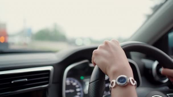 Eine Unkenntliche Autofahrerin Greift Während Der Fahrt Mit Der Linken — Stockvideo